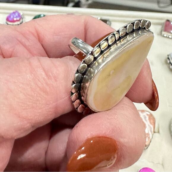 💕 Mother of pearl pear silver overlay 925 gemstone ring. Size 6 - Picture 3 of 6